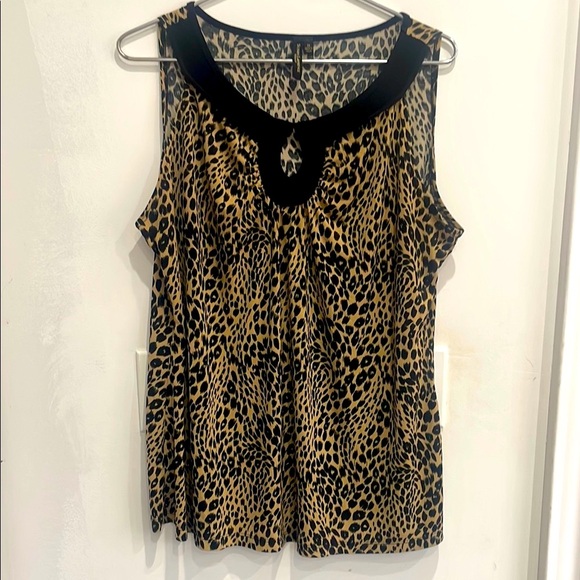 ROAR with Style! Susan Lawrence Woman 1X Leopard Print Keyhole Top - Picture 3 of 9